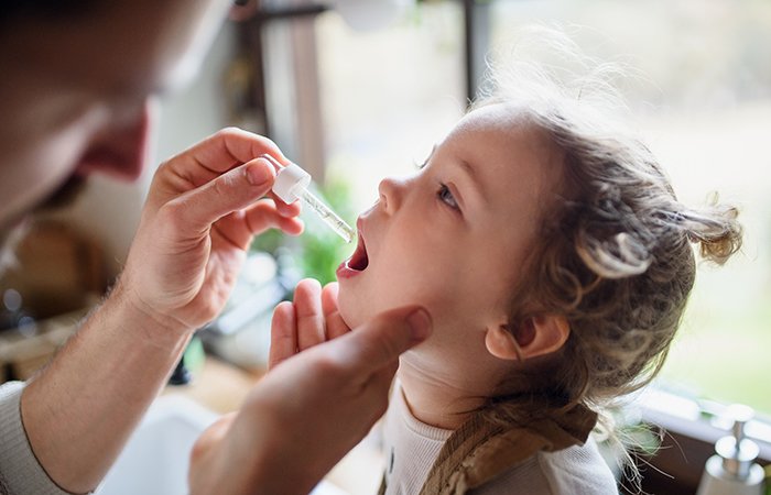 Criança recebendo imunoterapia oral em gotas